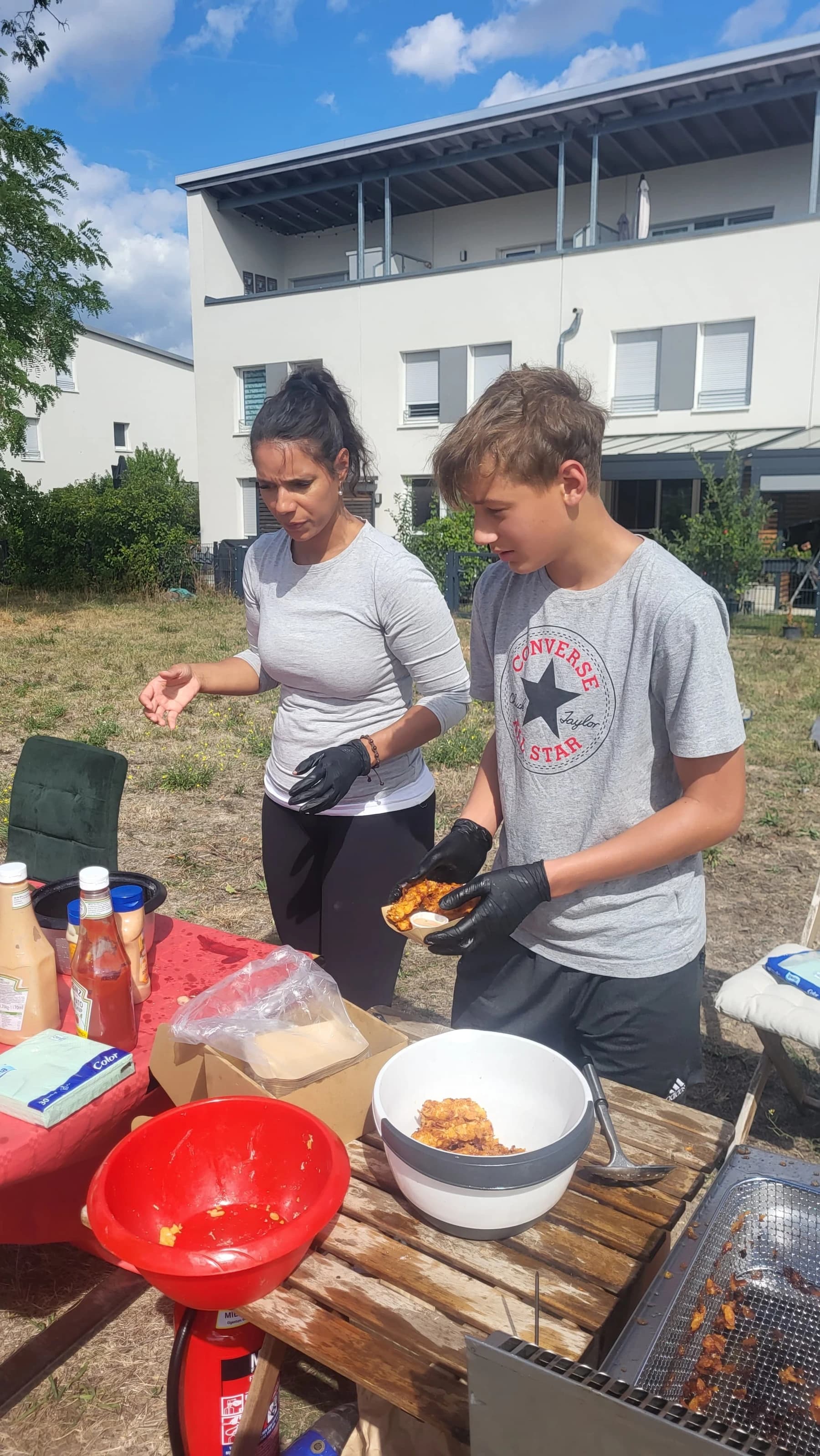 Lean bereitet am Stand Chicken Strips zu